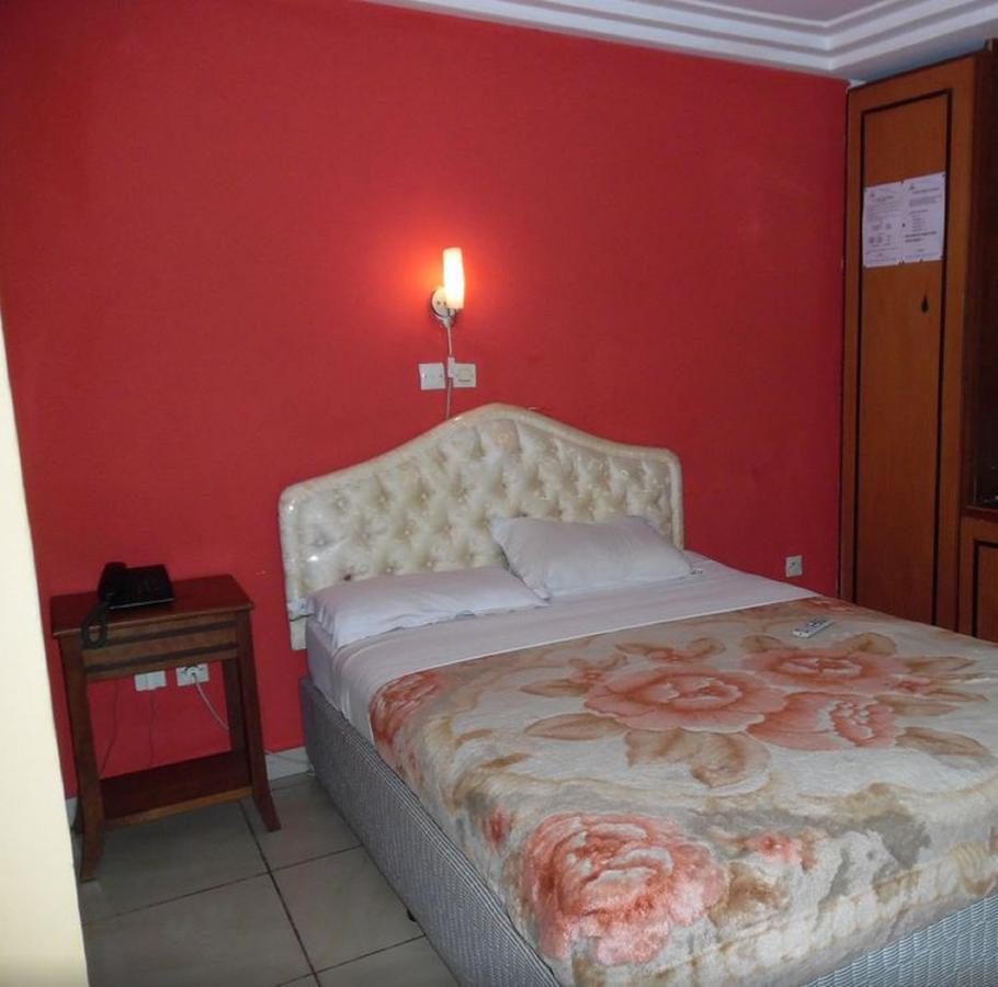 Denver Plaza Hotel Douala Exterior photo